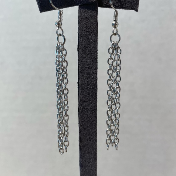 Silver tone chain pierced earrings dangle fun fashion costume intricate dainty - Picture 2 of 3